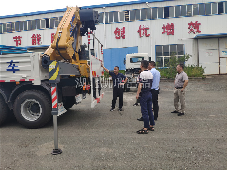 我公司技術(shù)人員給客戶(hù)講解操作要領(lǐng)及注意事項(xiàng) 我公司技術(shù)人員給客戶(hù)講解操作要領(lǐng)及注意事項(xiàng)