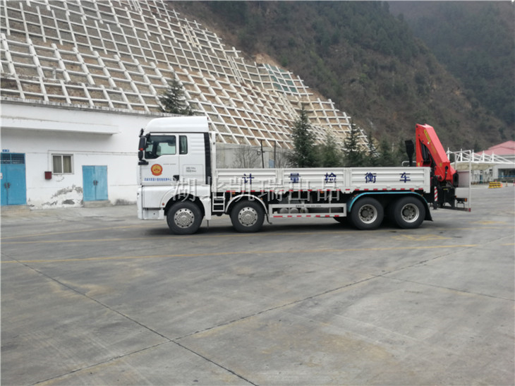 武威計量所檢衡車發運在服務區(左) 武威計量所檢衡車發運在服務區(左)