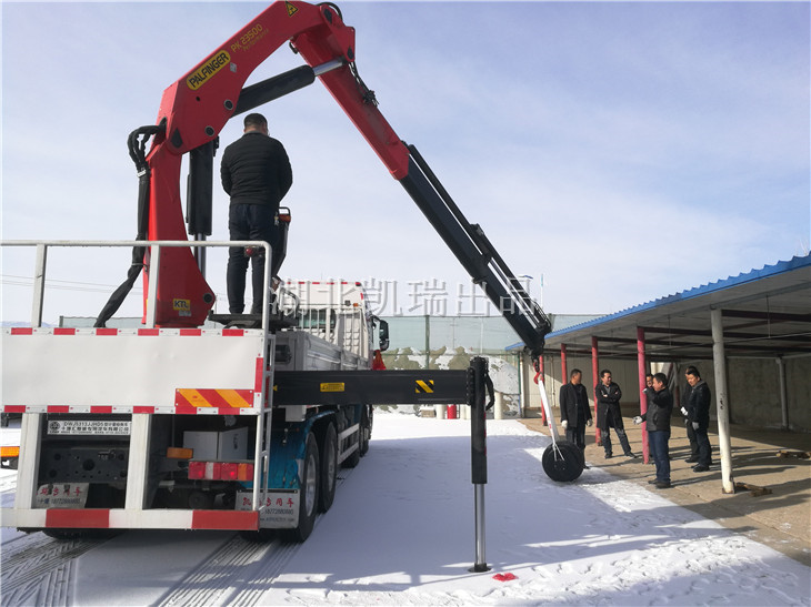 我公司人員示范吊裝砝碼的過程 我公司人員示范吊裝砝碼的過程