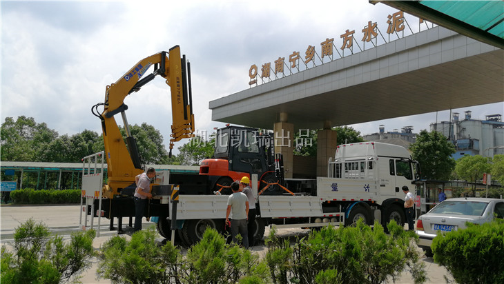 裝卸叉車準(zhǔn)備檢測汽車衡 裝卸叉車準(zhǔn)備檢測汽車衡