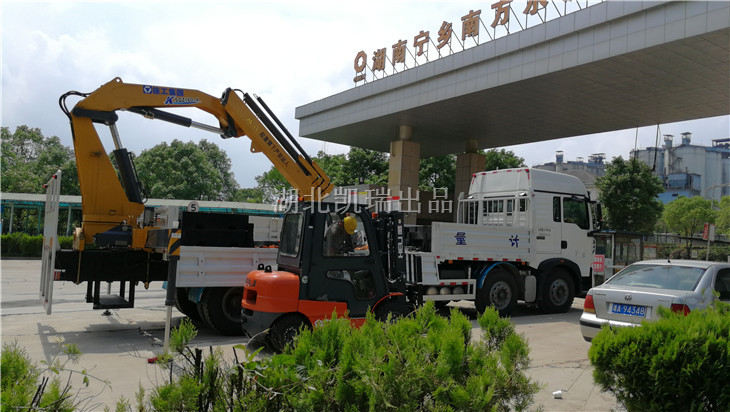 叉車卸到地面開始叉運(yùn)砝碼 叉車卸到地面開始叉運(yùn)砝碼